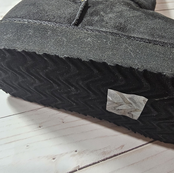 Brand New UGG-like Qupid Black Slip-on Boots 👢 size 6 - Picture 2 of 4